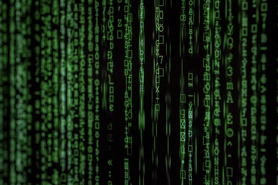Linhas de código em tons verdes sobre fundo escuro, representando engenharia de software
