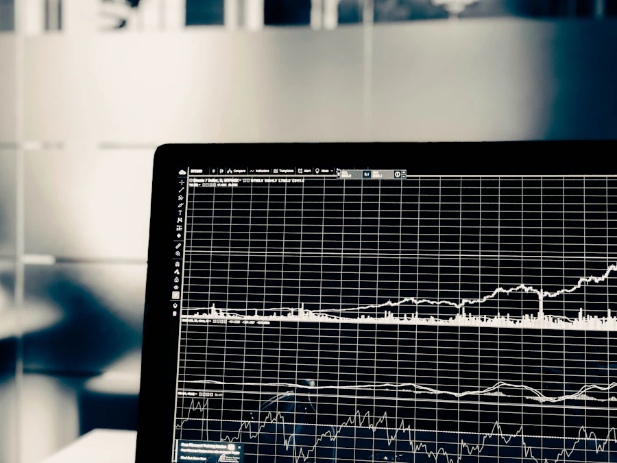 Anotações e planejamento técnico sobre uma mesa de trabalho